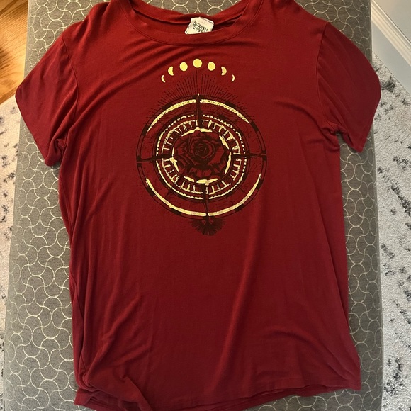The Buckle Red Compass Rose Women’s Tee Size M - Picture 2 of 4